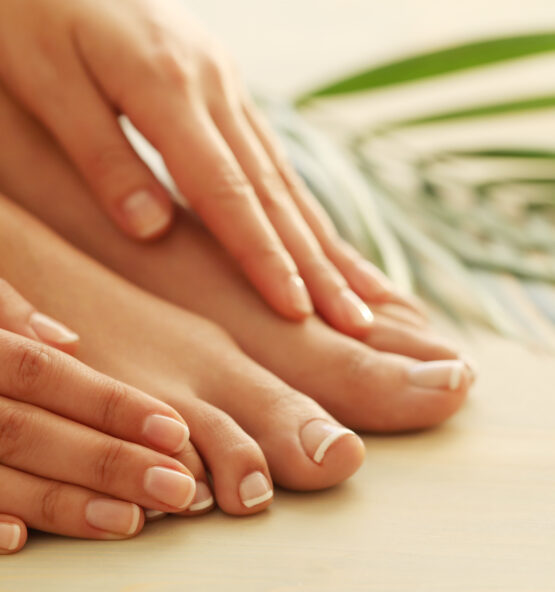 hands feet woman 555x592